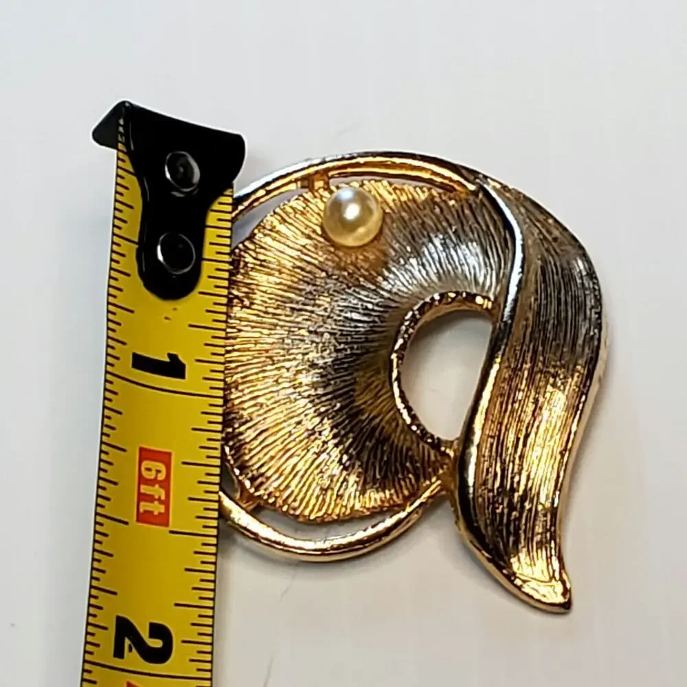 Gold Tone Swirl Faux Pearl Brooch Pin 1.5